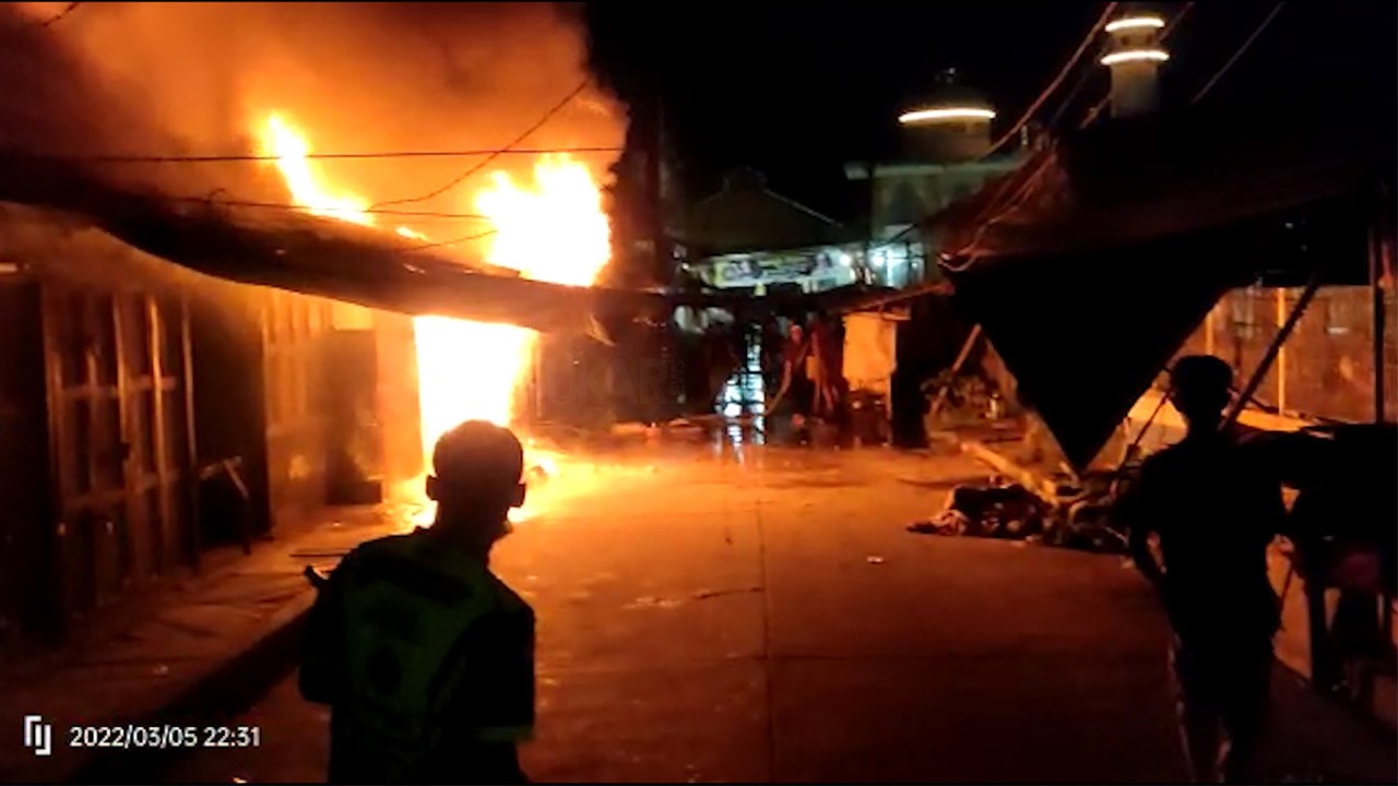 Belasan Kios Pasar Segiri Terbakar