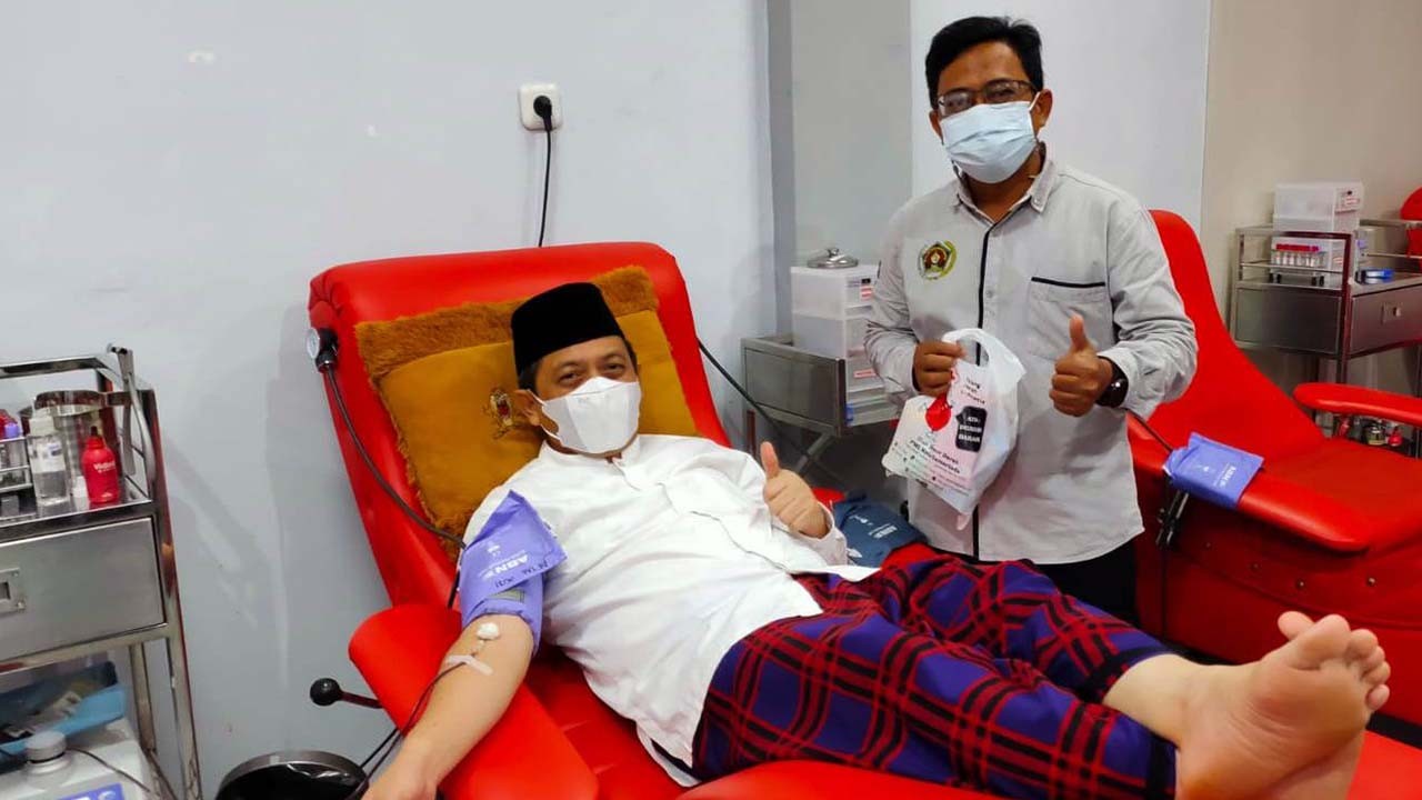 HUT PMI ke 76, Wakil Gubernur dan PWI Kaltim Donor Darah