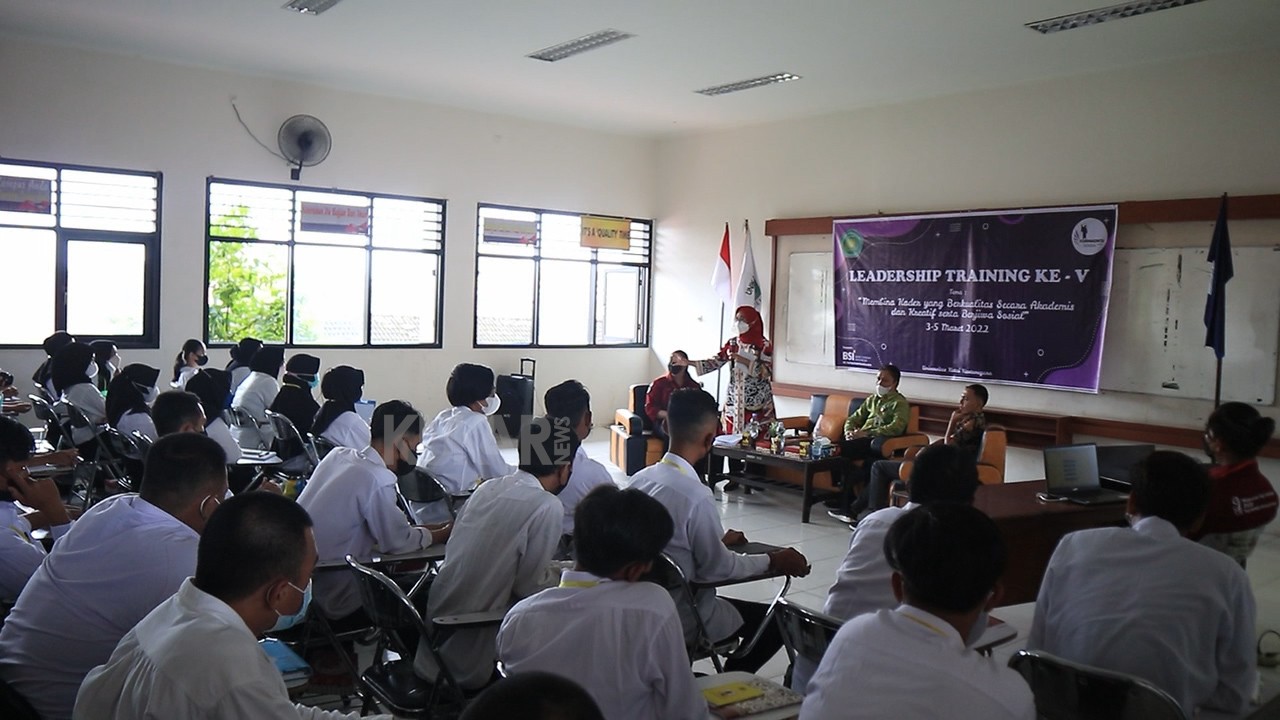 Hetifah Isi Materi Leadership Training ke - V di Unikarta