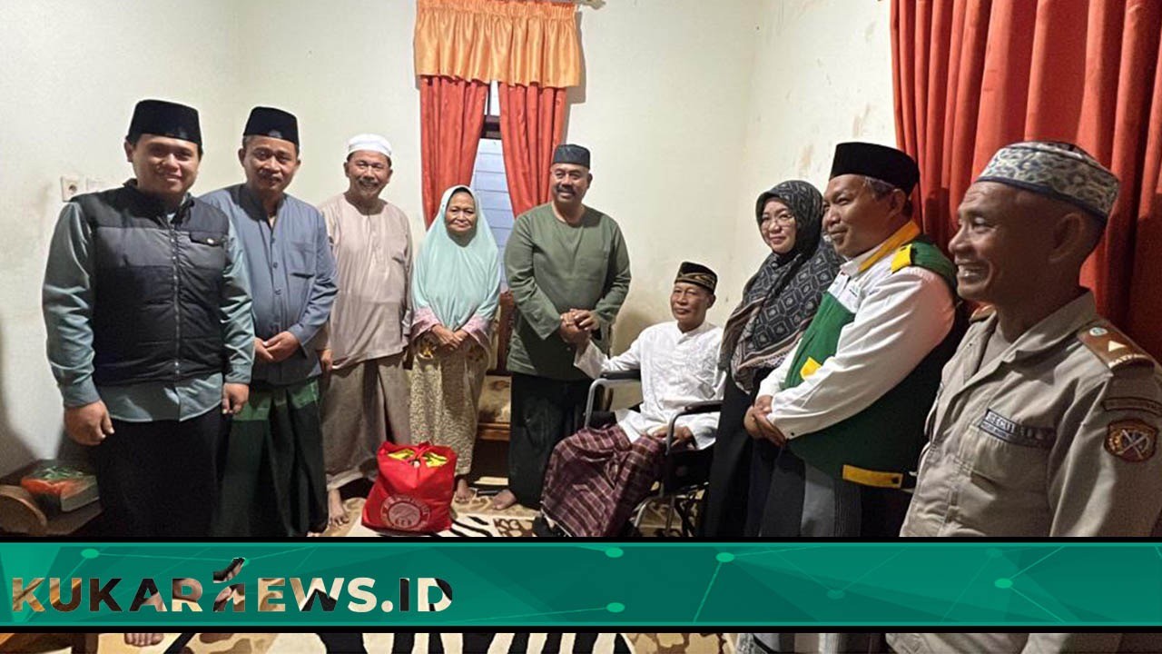 Jumat Berkah, Bupati Edi Damansyah Serahkan Bantuan Kursi Roda Kepada Marni