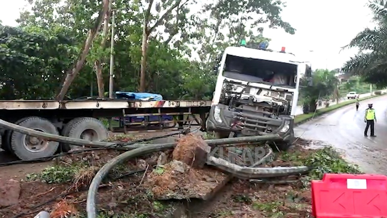 Aspal Licin, Tronton Tabrak Pembatas Jalan
