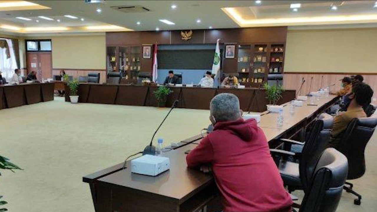 Ketua DPRD Kukar Terima Keluhan Warga Loa Tebu, Terkait Perbaikan Jalan Rusak