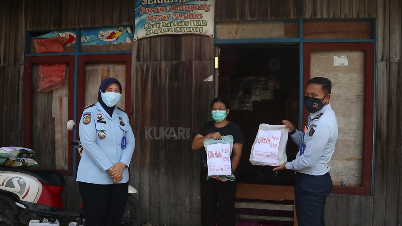Lapas Perempuan Tenggarong Salurkan 30 Paket Sembako ke Warga Terdampak Covid-19