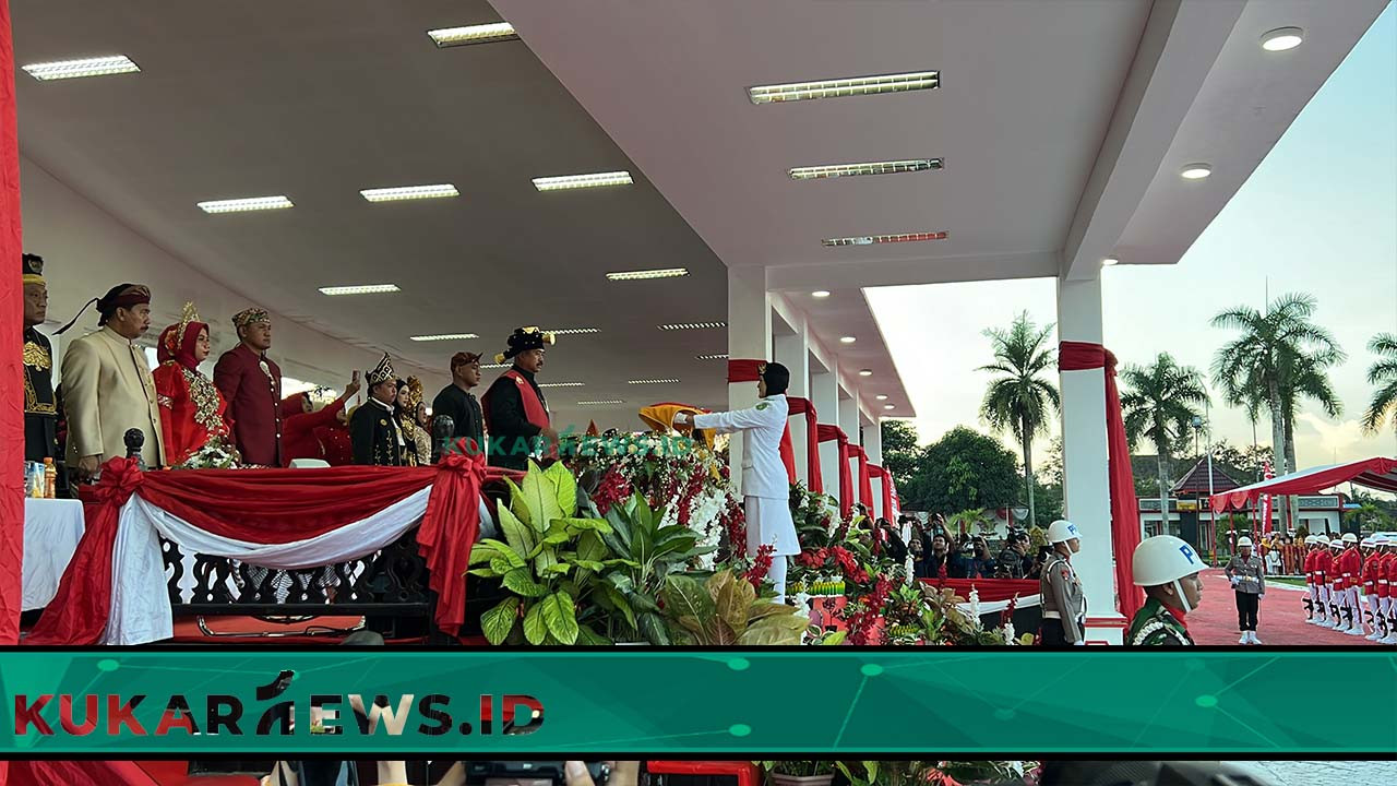 Kemeriahan Upacara Penurunan Bendera Dengan Baju Daerah di Kukar
