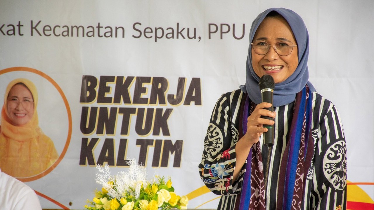 Serahkan SK PPPK Guru  di Kaltim, Hetifah : Perjuangan Panja Guru Honorer Belum Selesai