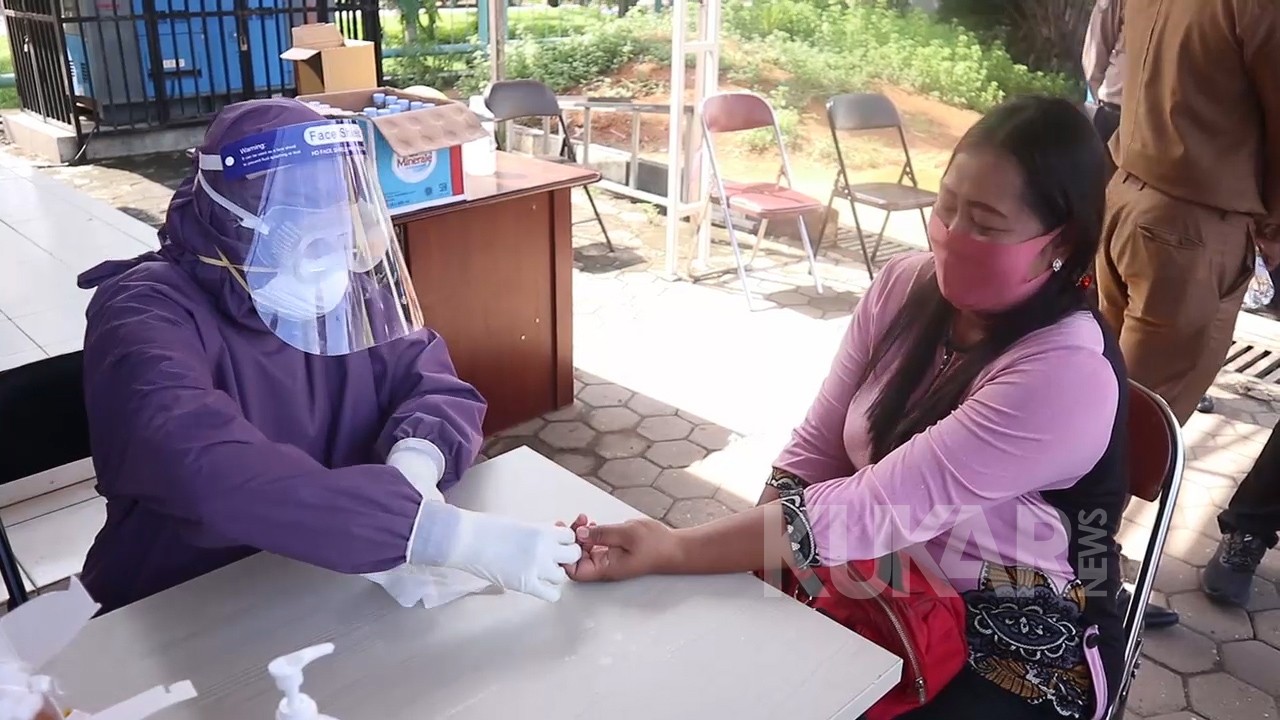 Ratusan Pedagang Pasar ikuti Rapid Test Massal