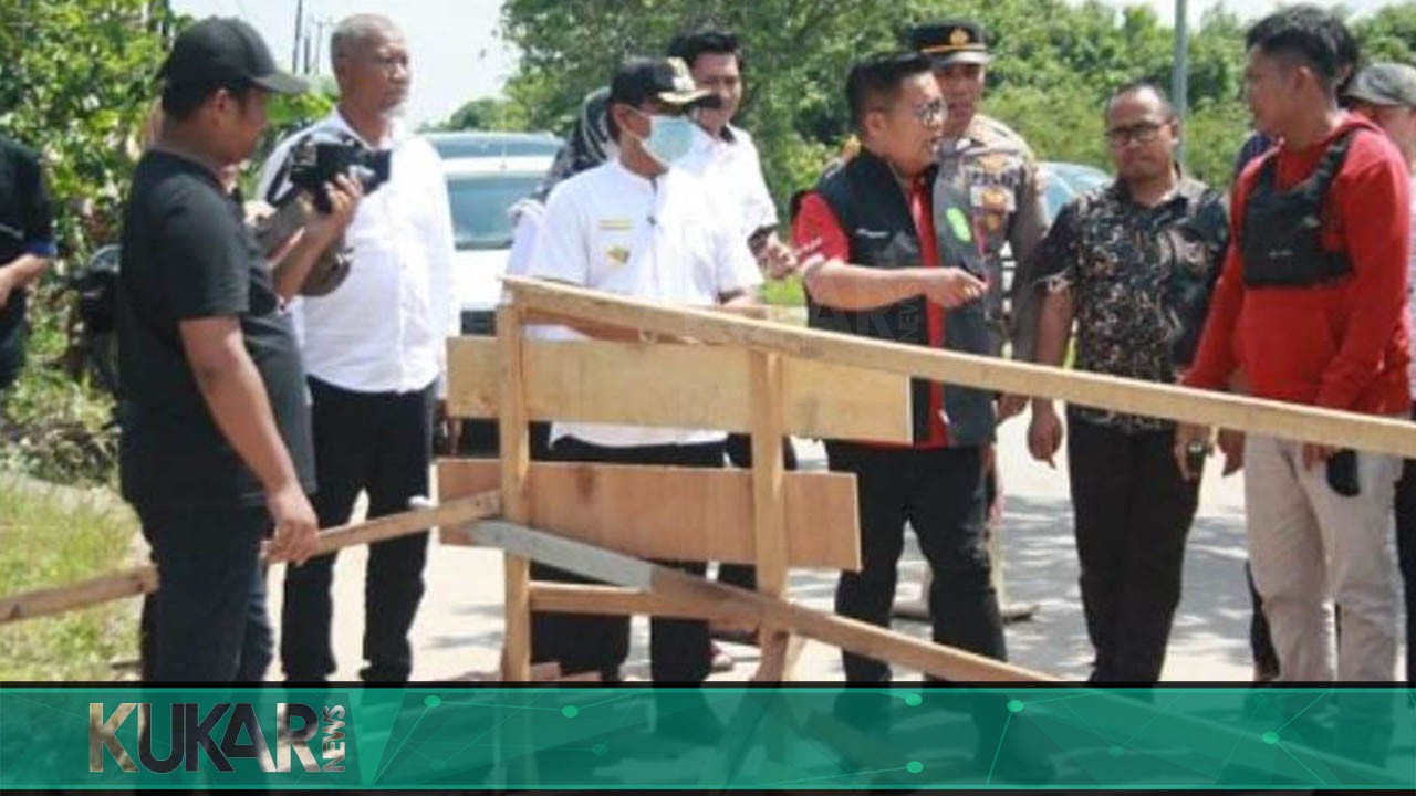 Rendi Solihin Tinjau Pengerjaan Jalan di Desa Sari Jaya