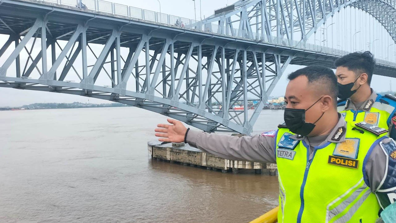 Seorang Siswi SMK Yang Melompat dari Jembatan Mahakam