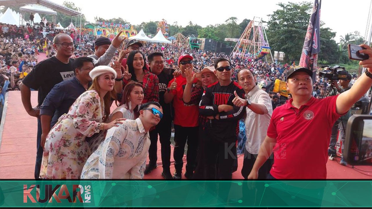 Tampilan Artis Dangdut Sukses Bangkitkan Ekonomi Rakyat Sebulu