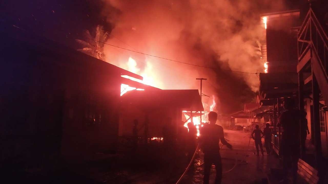 Tiga Bangunan Sarang Walet di Kembang Janggut Terbakar