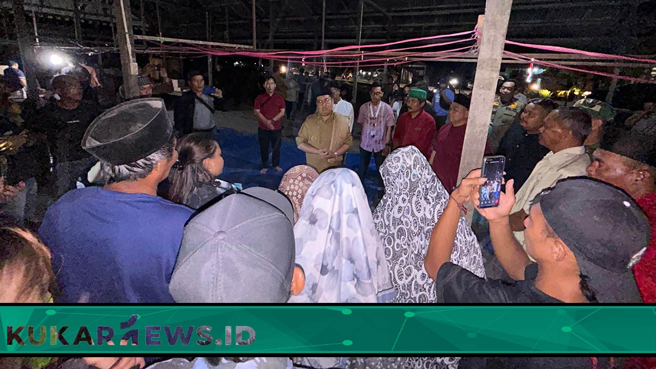 Wabup Rendi Solihin Salurkan Bantuan Kepada Korban Kebakaran Desa Sumber Sari