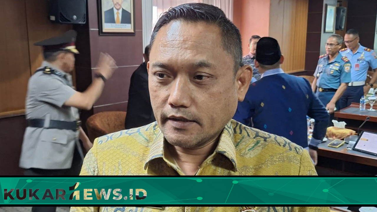 Wakil Ketua DPRD Kaltim Seno Aji Salurkan Bantuan Handtraktor kepada 13 Poktan