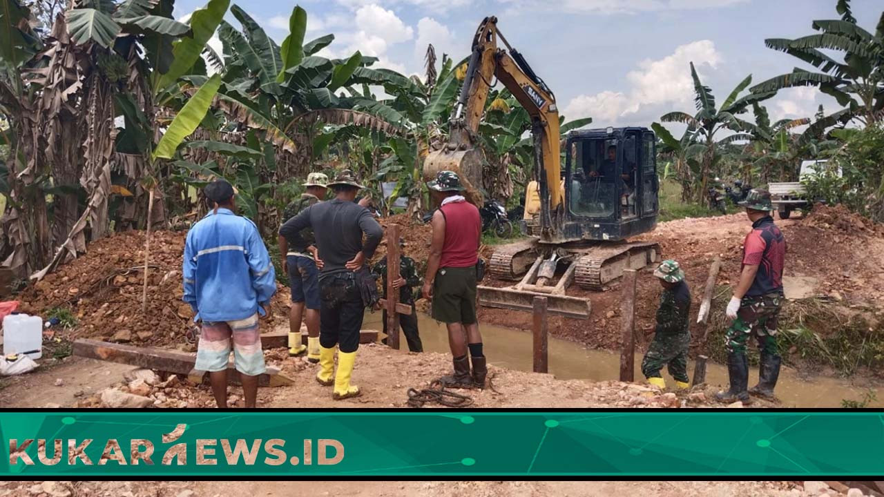 Semangat TNI Bangun Jembatan Penghubung untuk Petani