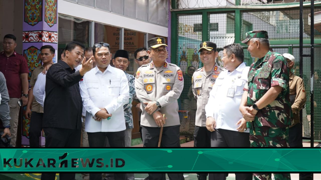 Polres Kukar Dampingi Forkopimda Kaltim Tinjau TPS di Tenggarong